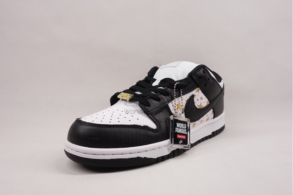 sb dunk low Sup*e stars black